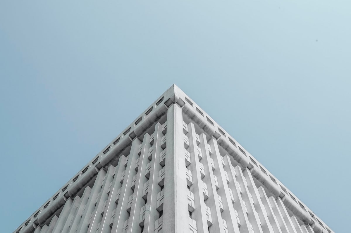 无惧风雨！活动现场外球迷们高喊LBJ 詹姆斯冒雨挥手致意