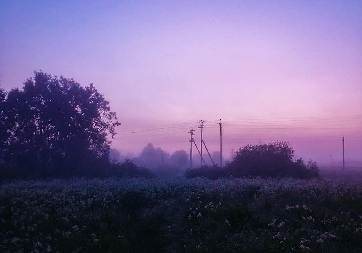无惧风雨！活动现场外球迷们高喊LBJ 詹姆斯冒雨挥手致意